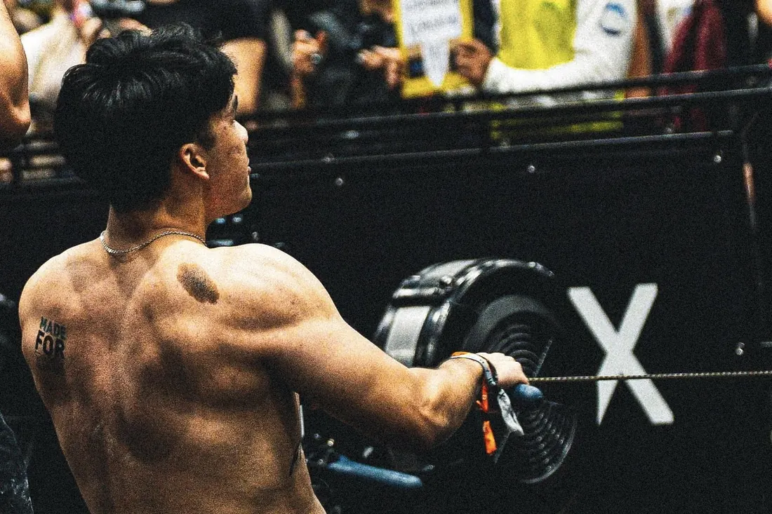 Coach Kimi berlatih cable row di gym